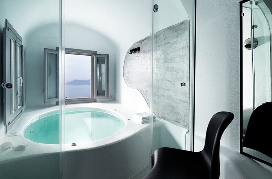 Suite avec jacuzzi intérieur privé et vue sur la caldeira